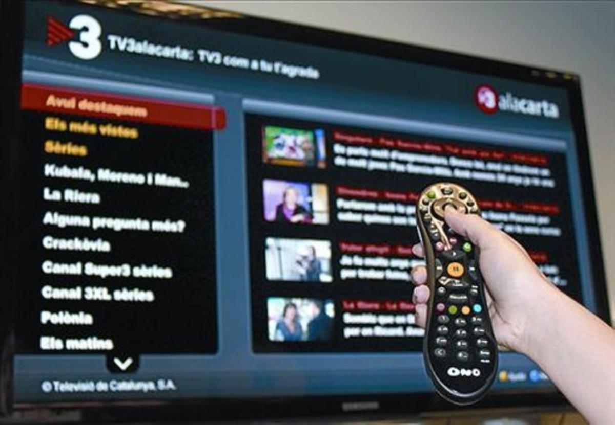 Una usuària consulta TV-3 a la carta des de TiVo d’Ono.