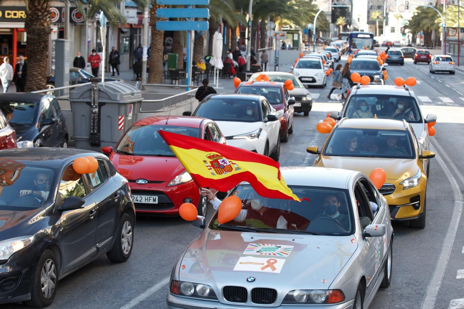 La protesta contra la ley Celaá llena de coches el centro de Alicante