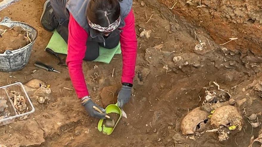 Una de las arqueólogas que ha intervenido en el proceso excava manualmente los restos encontrados.