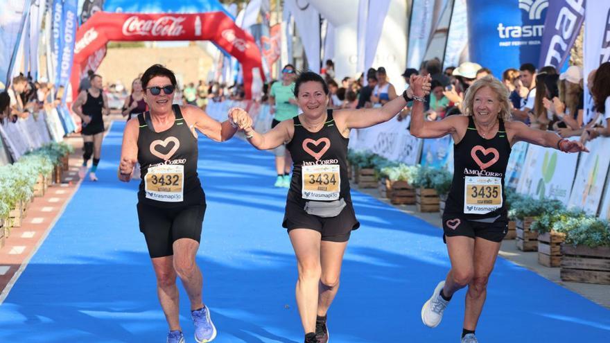 Un grupo de tres mujeres a su llegada a la meta de la Savina. | J.A.RIERA
