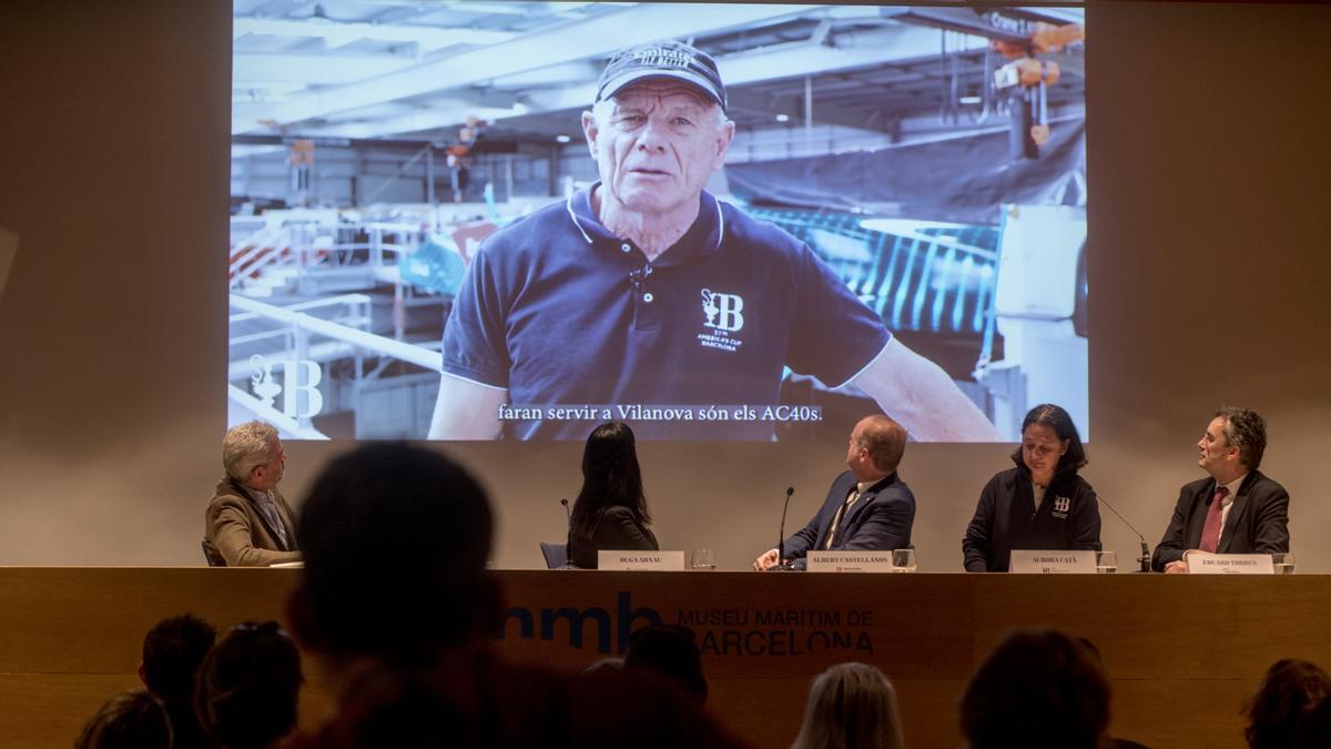 Grant Dalton, CEO de la Copa América, anuncia desde la pantalla la localidad de Vlanova i la Geltrú como sede de la primera regata de la competición.