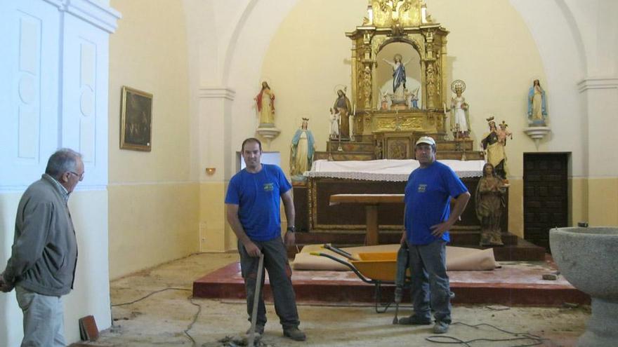 El párroco de Villanueva observa los trabajos en la iglesia