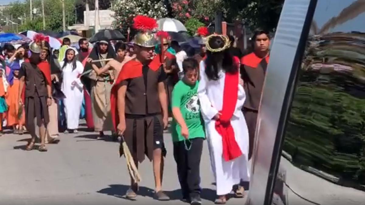 Juan Pablo, un niño con Síndrome de Down, se cuela en un viacrucis para acompañar a Jesús