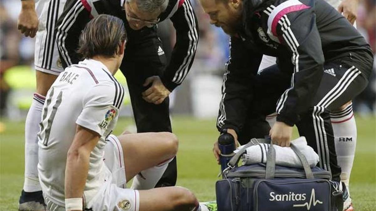 Gareth Bale es atendido por los médicos del Real Madrid en el inicio del partido contra el Málaga de la Liga BBVA 2014-15