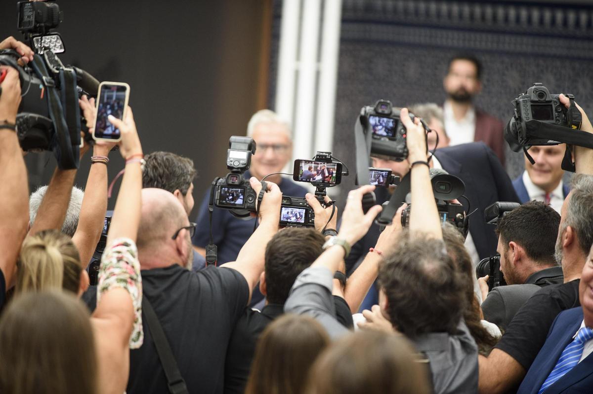 Periodistas graban el momento en el que López Miras y Antelo estrechan su mano en el debate de investidura de septiembre de 2023.