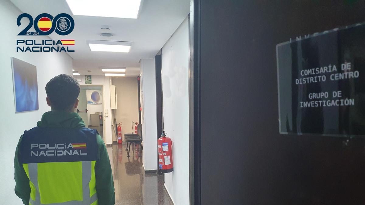 Un gente del Grupo de Investigación de Distrito Centro de la Policía Nacional.