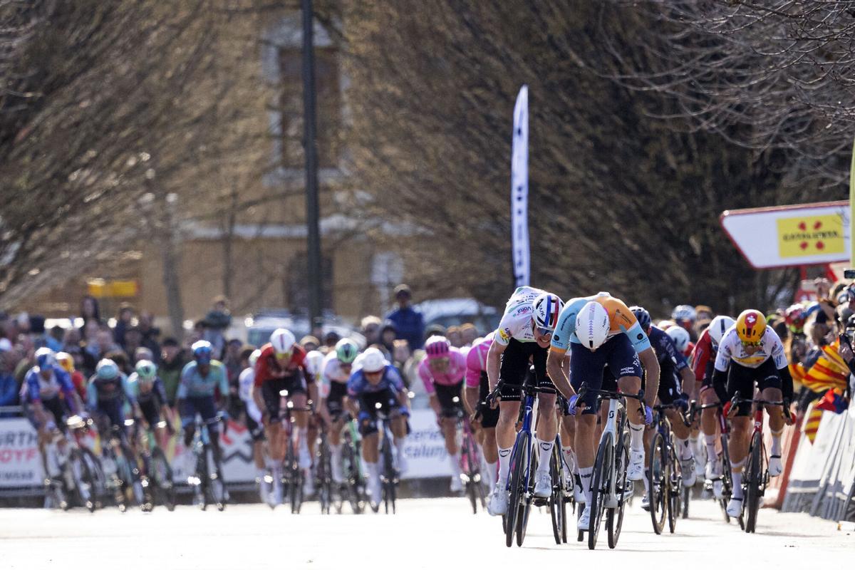 GRAFCAT480. CAMPRODON (GIRONA), 26/03/2026.- El británico Ethan Vernon (NSN Cycling Team) se adjudicó al esprint la cuarta etapa de la Volta Ciclista a Catalunya, de 151 kilómetros con inicio en Mataró (Barcelona) y final en Camprodon (Girona), tras la que el francés Dorian Godon (Ineos Grenadiers) mantuvo el maillot de líder. EFE/Siu Wu