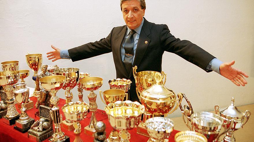 Rafael Jaén posa con trofeos del club en una imagen de archivo.