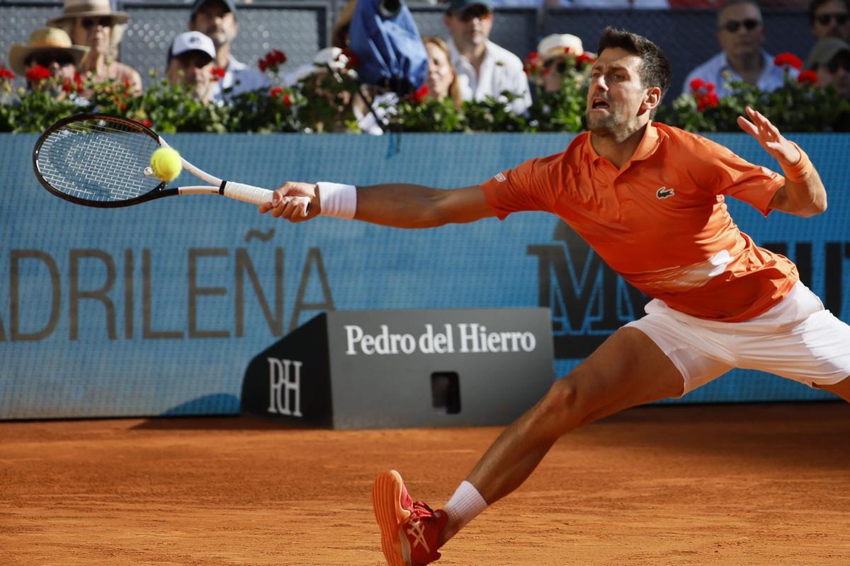MADRID, 07/05/2022.- El tenista serbio Novak Djokovic durante el partido de semifinal masculina del Mutua Madrid Open contra el español Carlos Alcaraz, este sábado en la Caja Mágica en Madrid. EFE/ Juanjo Martín
