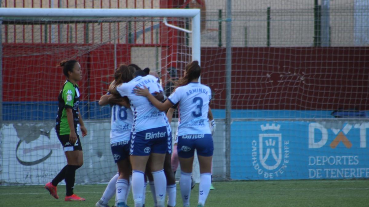 Las jugadoras del UDG Tenerife B celebran el primer gol de Ainhoa.