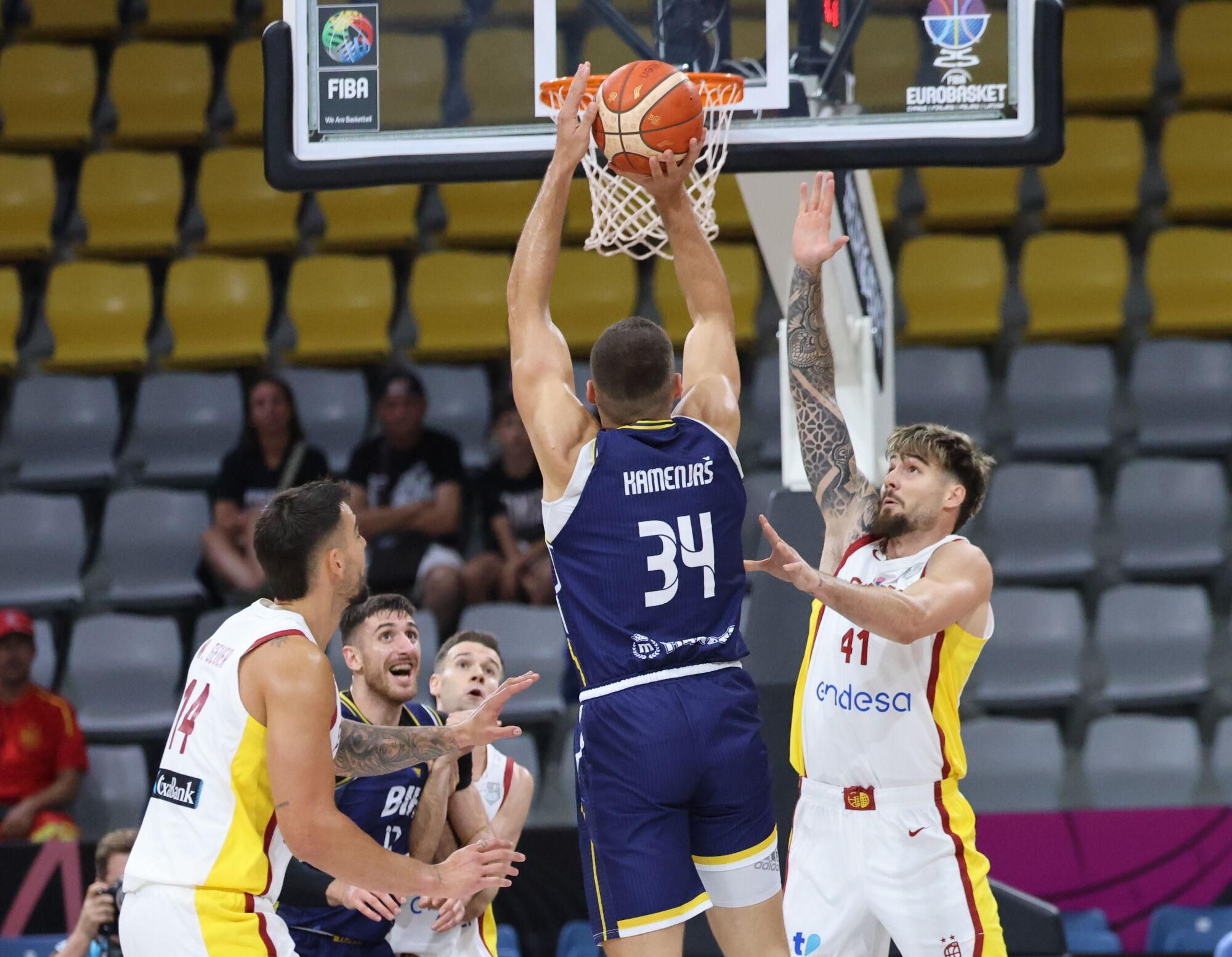 LIMASSOL (Cyprus), 30/08/2025.- Spain’s Juancho Hernangomez (R) in action against Bosnia and Herzegovina's Kenan Kamenjas (C) during the FIBA EuroBasket 2025 group phase basketball match between Spain and Bosnia and Herzegovina, in Limassol, Cyprus, 30 August 2025. (Baloncesto, Bosnia-Herzegovina, Chipre, España) EFE/EPA/GEORGI LICOVSKI