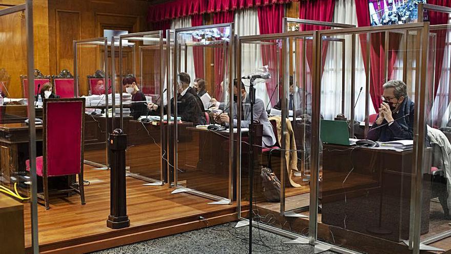 La jornada de aplazamiento del juicio en la Audiencia.   | // BRAIS LORENZO