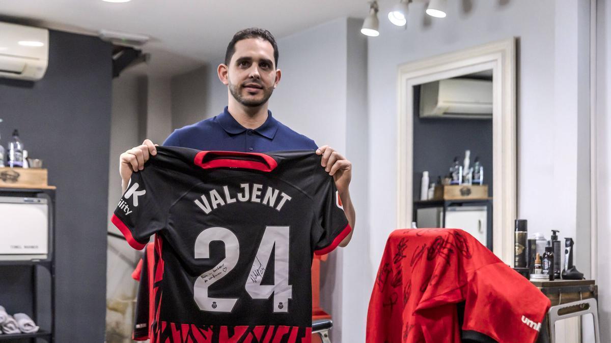 Vladi posa con una camiseta de Martin Valjent dedicada.