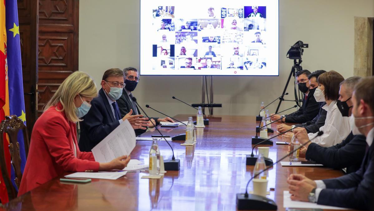 Imagen de la reunión de Puig y Bravo con alcaldes y representantes de ayuntamientos.