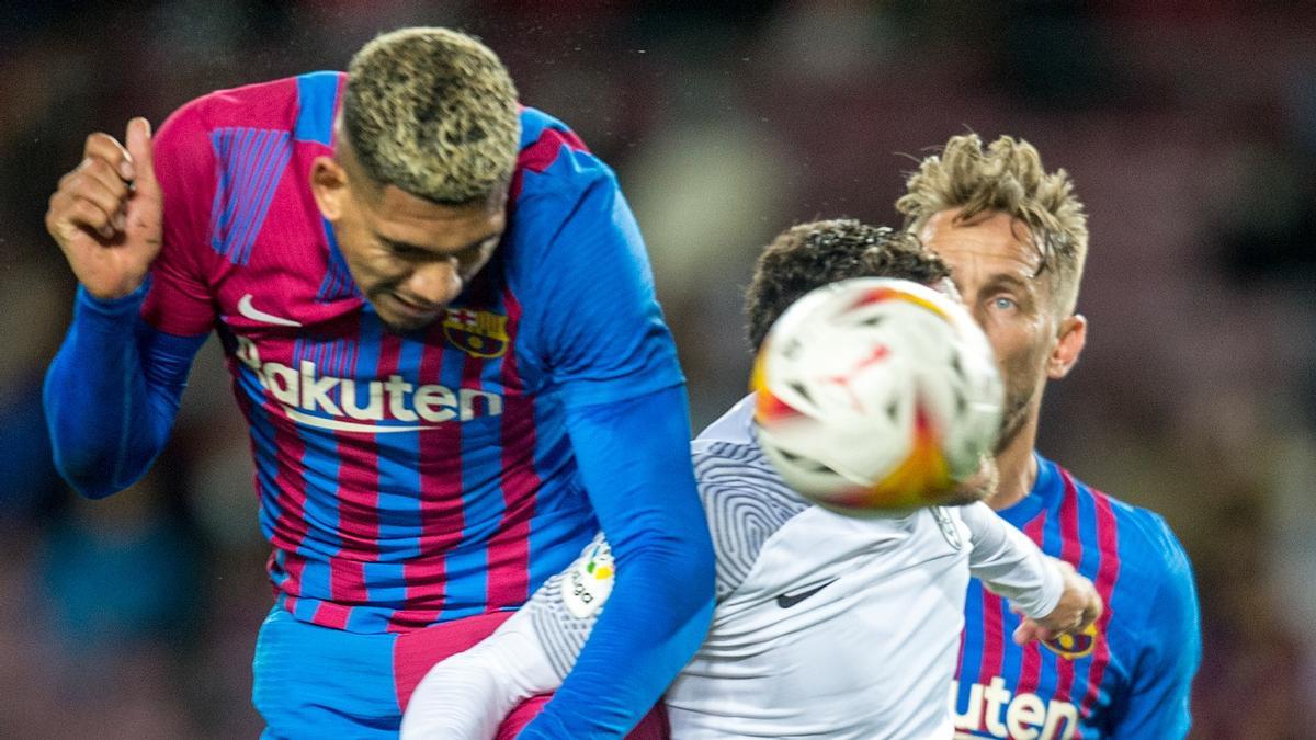 Araujo cabecea el gol del empate con el Granada en el Camp Nou.