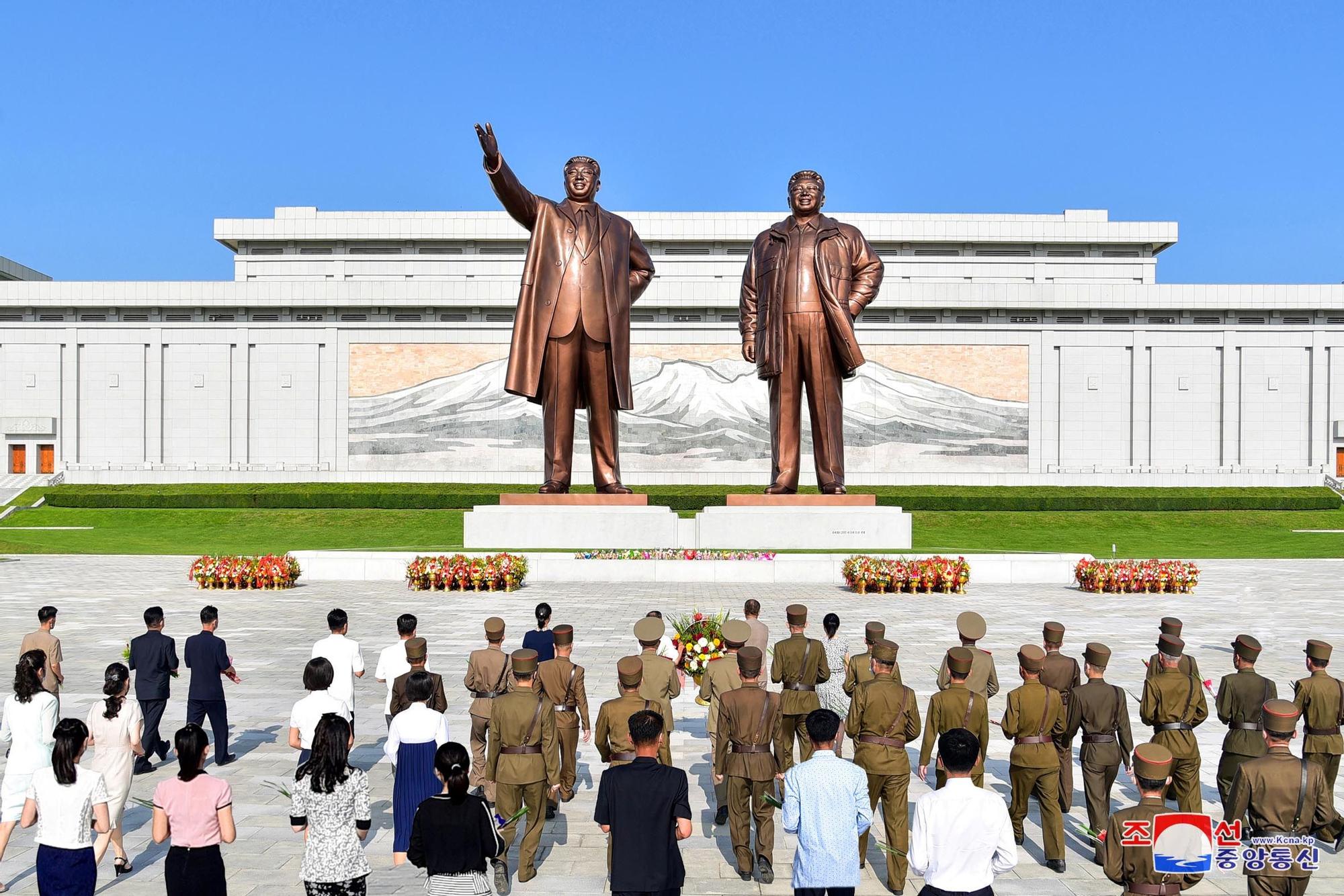 Estatuas de los líderes coreanos Kim Il-sung y Kim Jong-il