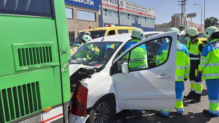 Accidente autobús interurbano y coche en Fuenlabrada