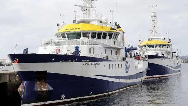 Los buques "Ángeles Alvariño" y "Ramón Margalef", amarrados ayer en el puerto de Vigo. // José Lores