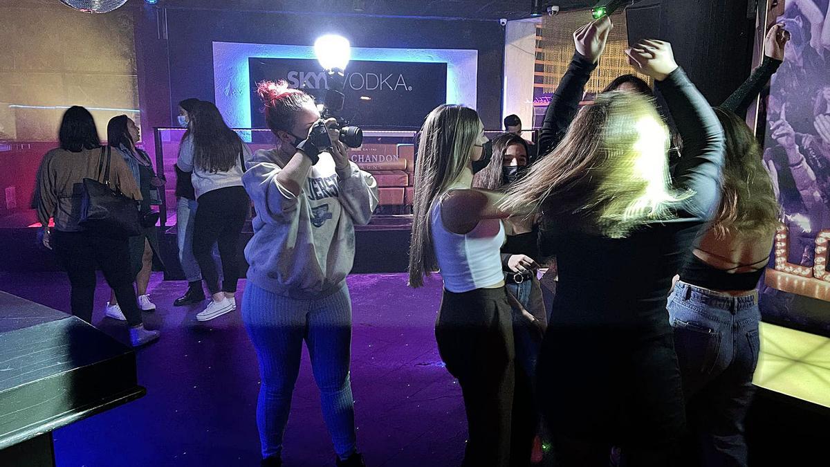 Grups de joves ballen a la pista d’una discoteca a Platja d’Aro. | DDG