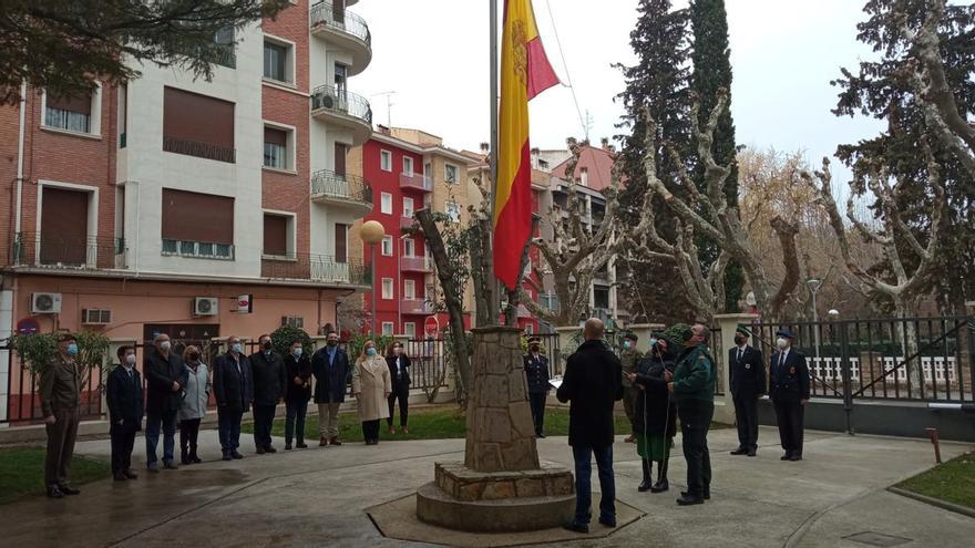 Detenido el joven que robó la bandera de España en la sede de Defensa en Huesca