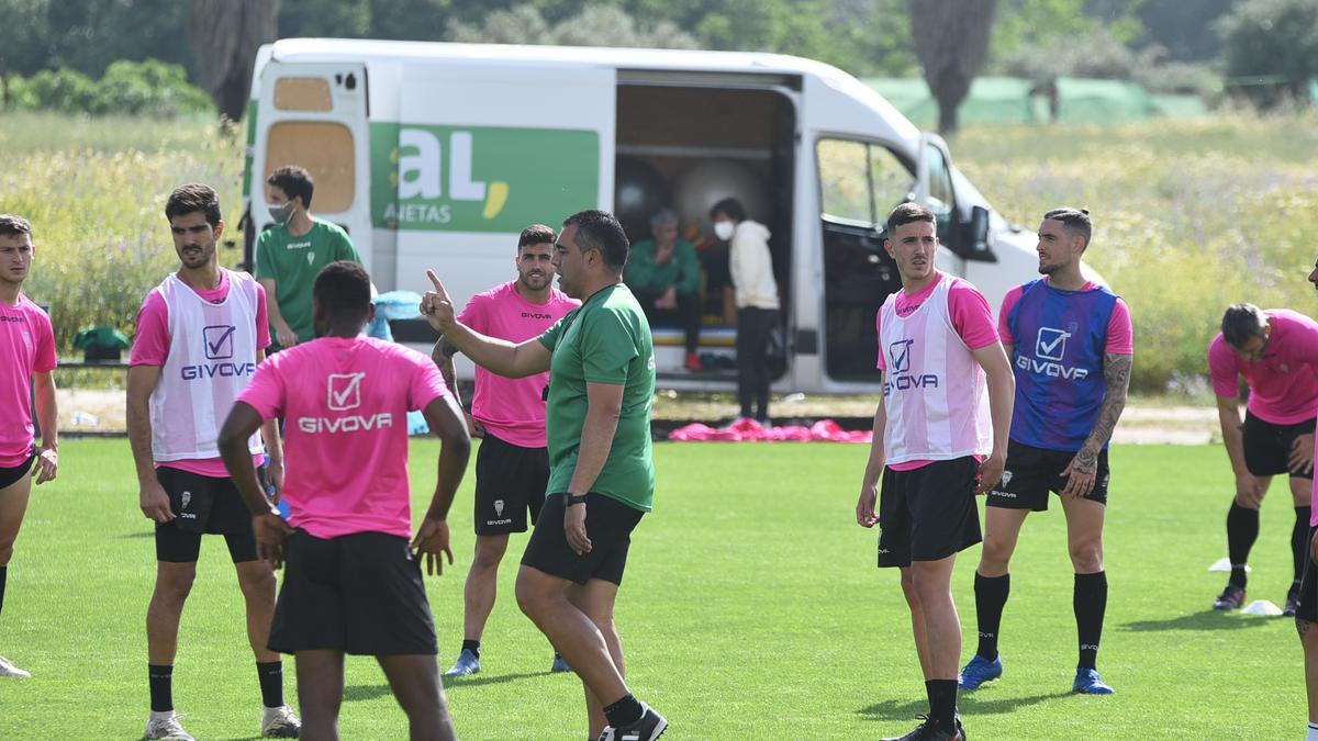 Germán Crespo se dirige a sus jugadores durante el entrenamiento del Córdoba CF, ayer, en la Ciudad Deportiva.