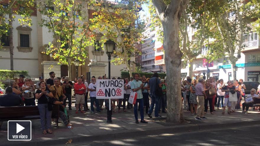 Cacerolada contra el muro frente a la Delegación del Gobierno