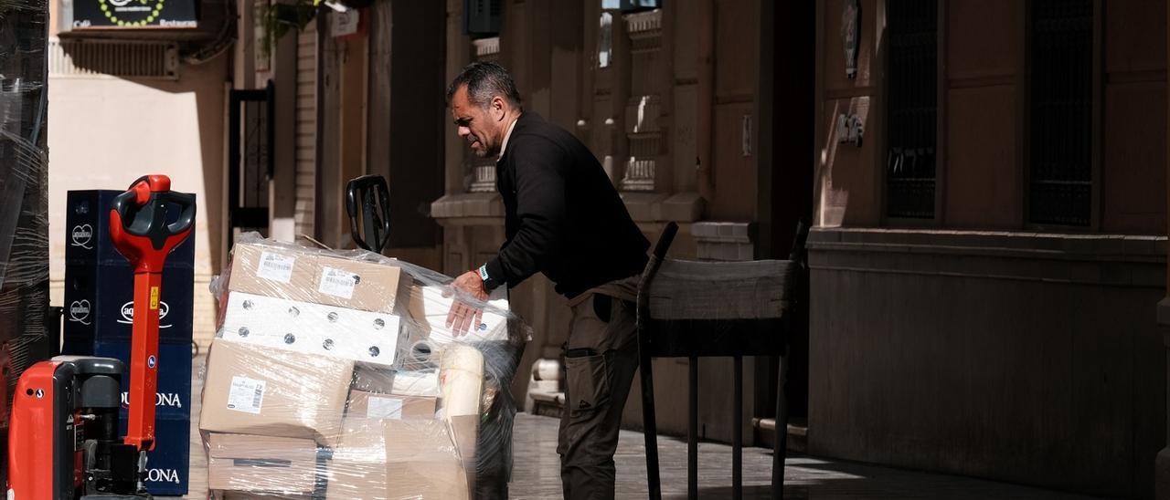 Un trabajador descargando mercancía en Málaga.