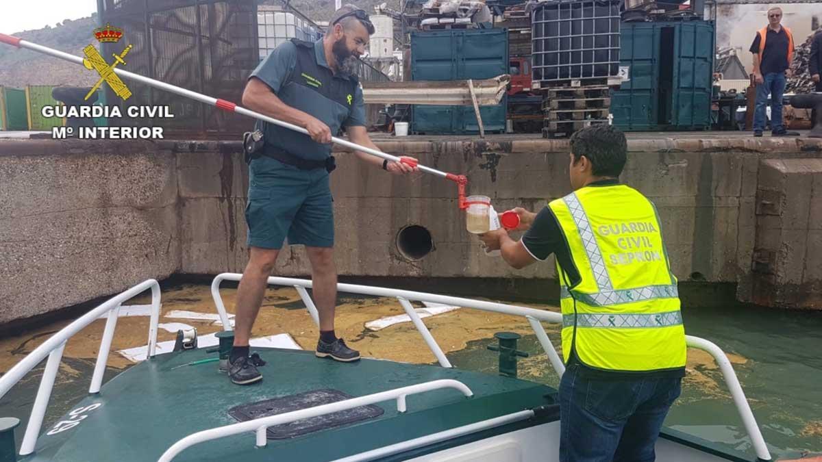 La Guardia Civil investiga a 72 personas por contaminación marítima.