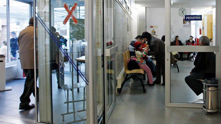 Pacientes en la sala de espera de la sala de pediatría del centro de salud de A Doblada // Marta G. Brea