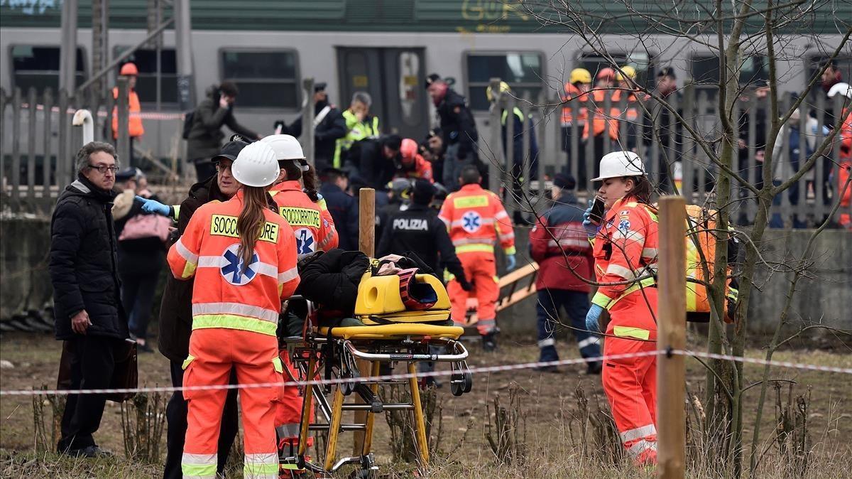 zentauroepp41775282 rescue workers and police officers stand near derailed train180125091214