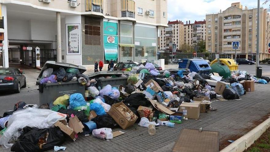 Basura acumulada en la barriada de La Luz.