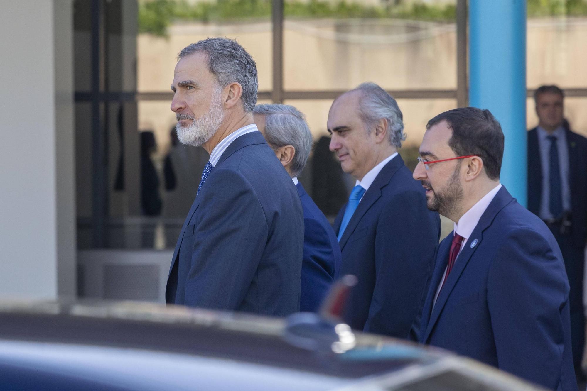 EN IMÁGENES: El Rey visita la estación de autobuses de Oviedo para conmemorar los 100 años de Alsa