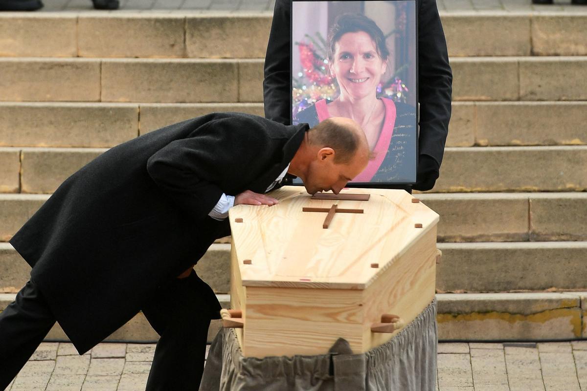 El compañero de Agnes Lassalle, Stephane Voirin, baila cerca del ataúd durante la ceremonia fúnebre de la profesora de francés Agnes Lassalle en Biarritz, Francia