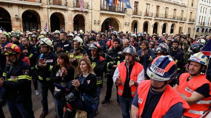 Una manifestación, en Oviedo, de bomberos de toda España en apoyo a la familia de Eloy Palacio.