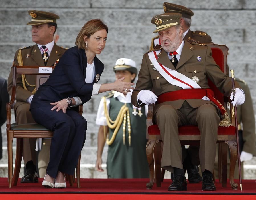 Chacón fue ministra de Defensa de 2008 a 2011. Antes, de 2007 a 2008, lo fue de Vivienda. En la imagen, junto al Rey Juan Carlos.