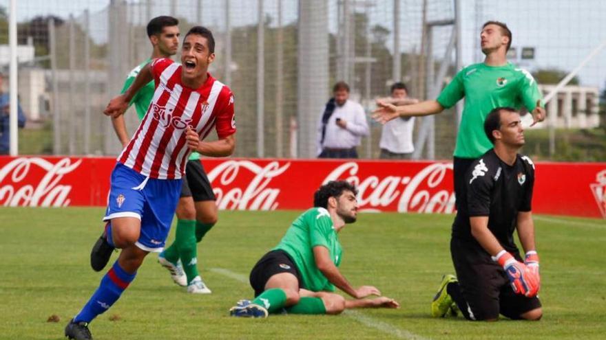 Pablo Fernández celebra su gol ante el Cacereño.
