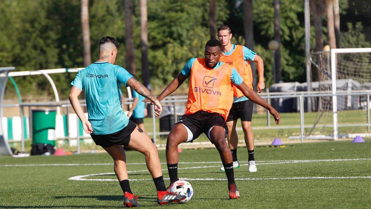 Traoré, a la derecha, pugna por un balón en el entrenamiento de este miércoles.