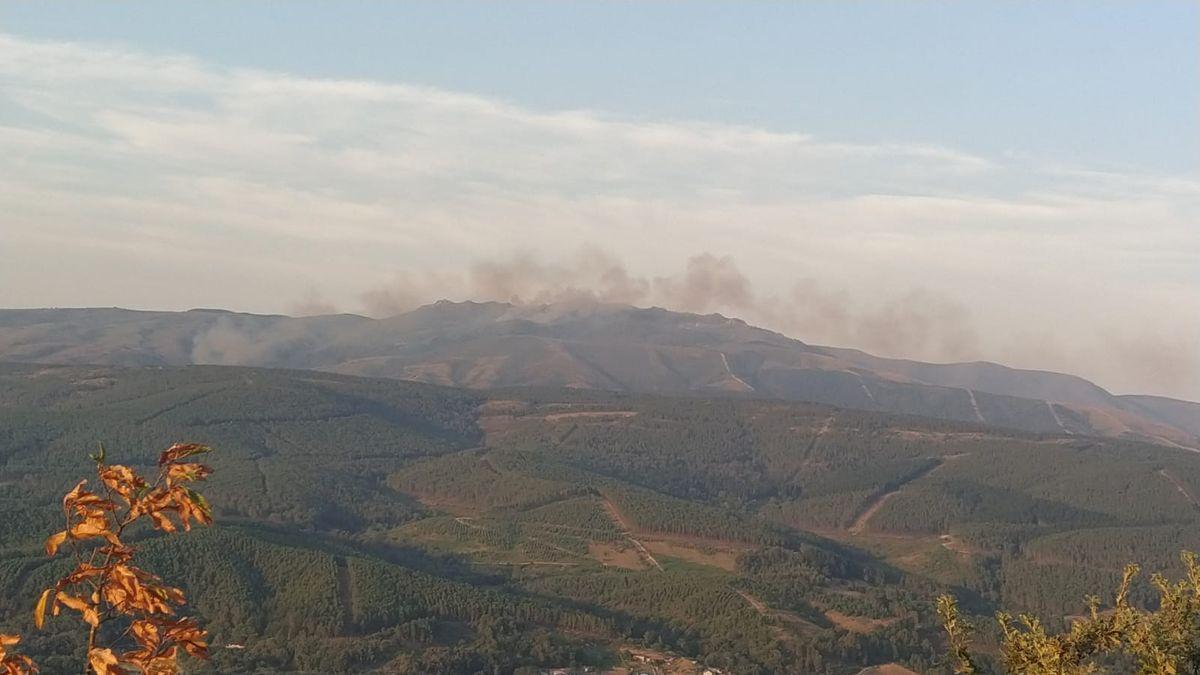 El fuego afectada desde anoche a la Serra de San Mamede.