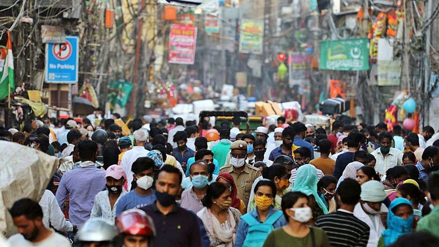 Gent passejant en un mercat de Delhi, a l&#039;Índia.