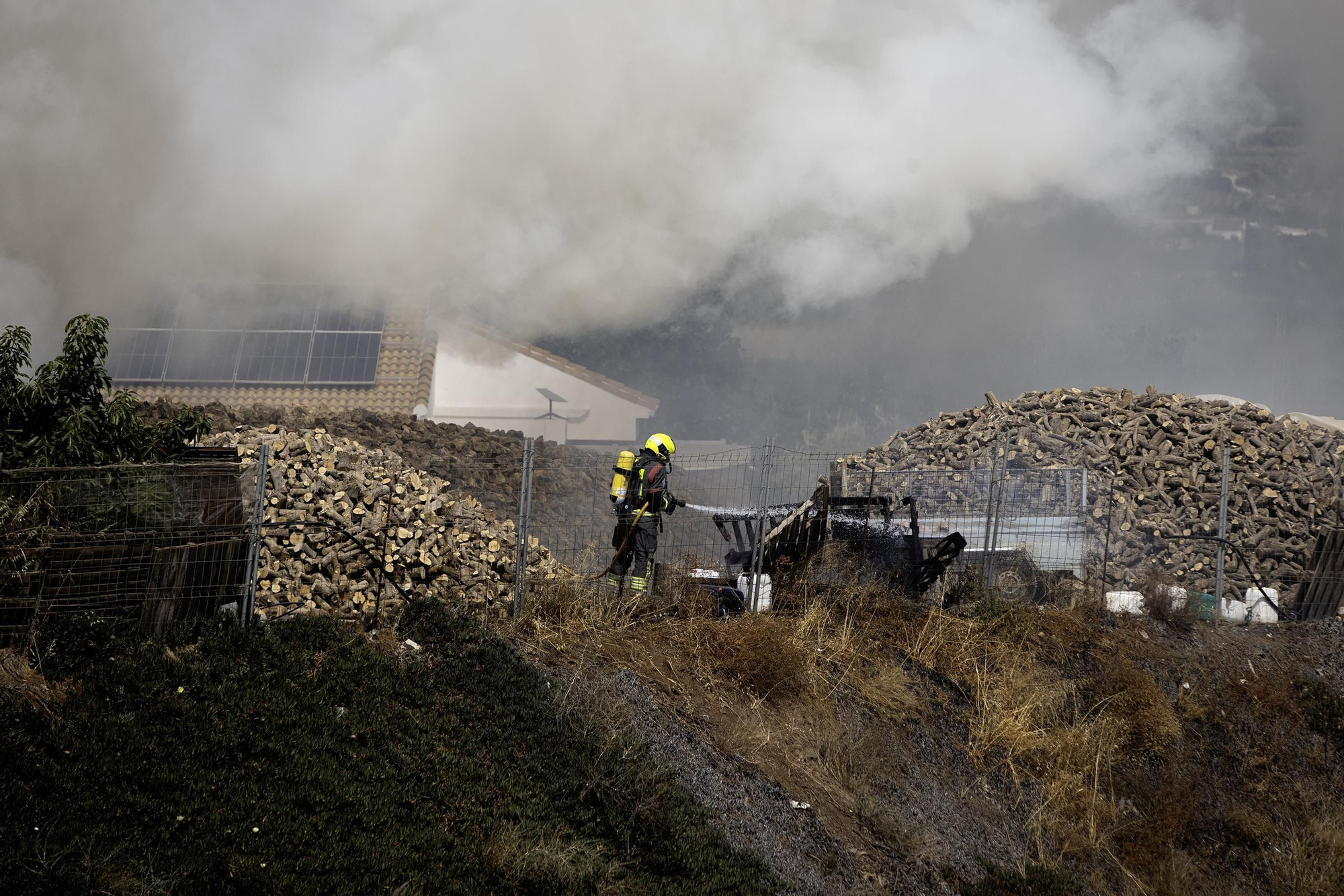 Un incendio calcina dos naves de una explotación de subtropicales en Vélez