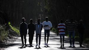 Fotografía de archivo de un grupo de jóvenes africanos llegados a Canarias en cayuco caminando por las cercanías del centro de acogida para extranjeros de Las Raíces, en La Laguna (Tenerife).