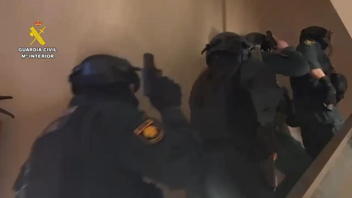 Detenidos en Barcelona unos estafadores que sacaban dinero a una mujer para falsos pelotazos del ladrillo