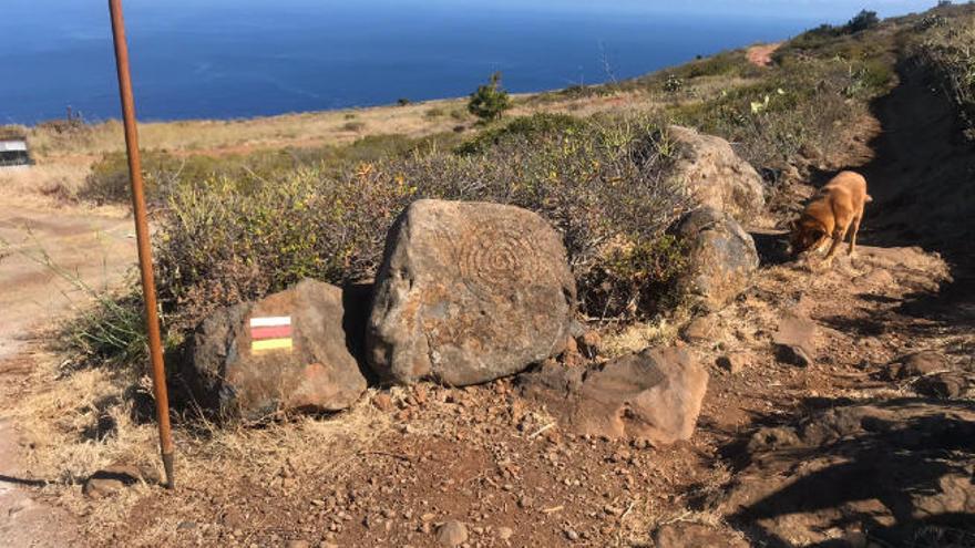 Imagen de la zona en la que se encuentra uno de los grabados realizados en el barranco de la Luz, imitando a los rupestres.