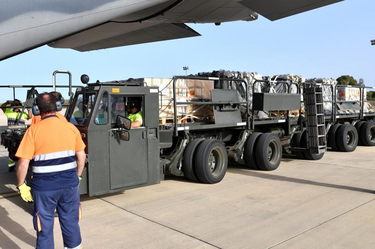 Carga de material defensivo español para Ucrania en la pista de la base naval de Rota, en agosto de 2022