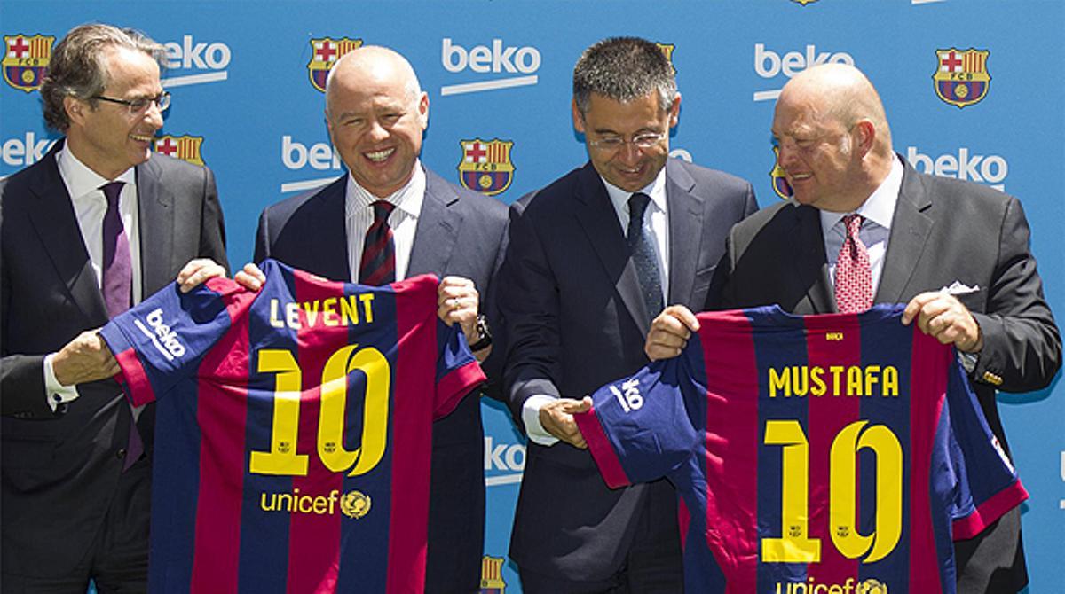 Josep Maria Bartomeus, Javier Faus y los representantes de la marca de electrodomésticos turca, en el presentación del acuerdo.