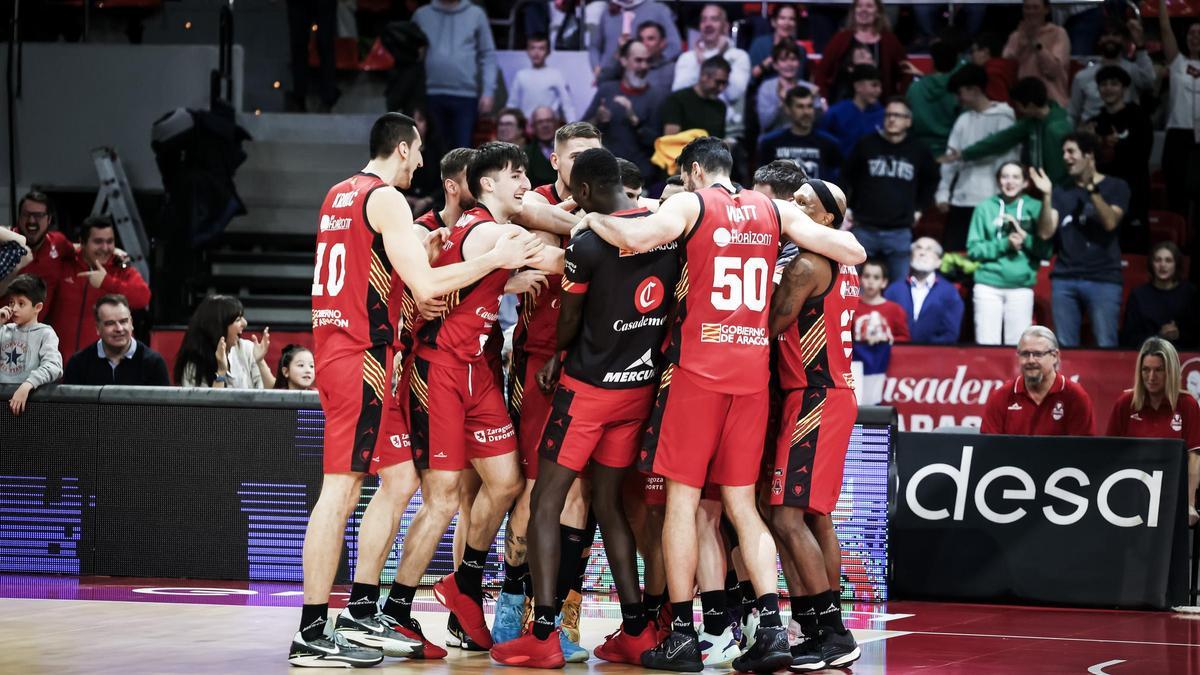 Los jugadores del Casademont Zaragoza celebran la victoria contra el Breogán.