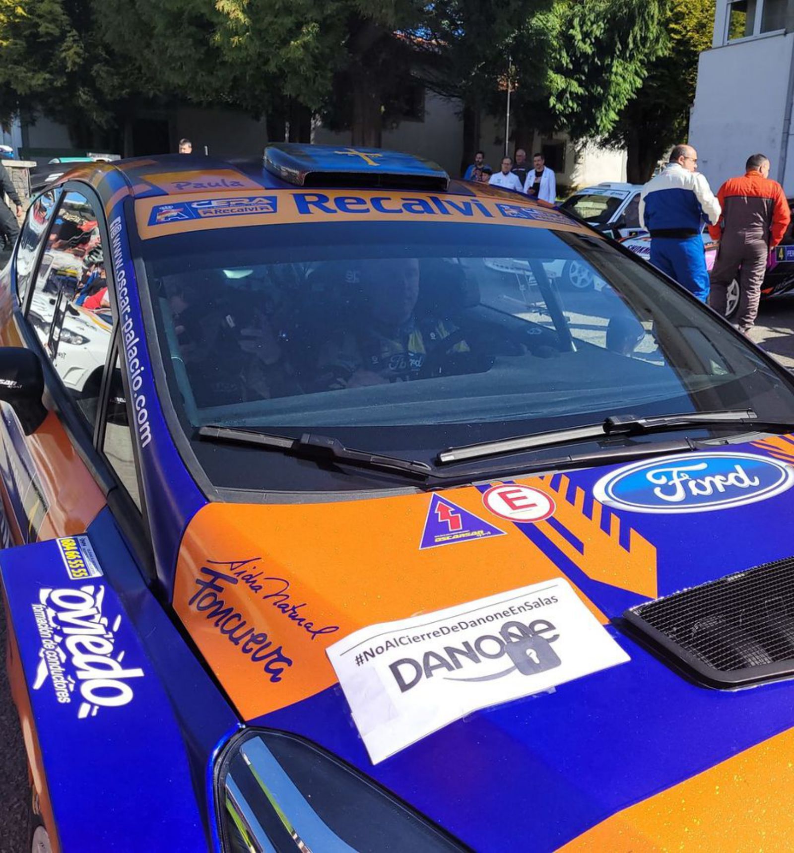 Uno de los vehículos participantes en el Rallye de La Espina con una pegatina contra el cierre de Danone.  