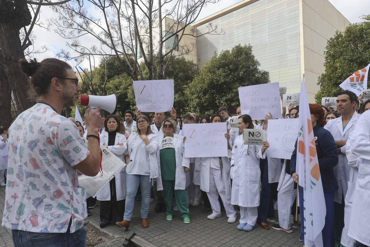 Protesta de los médicos del Hospital de Sant Joan contra el nuevo estatuto laboral