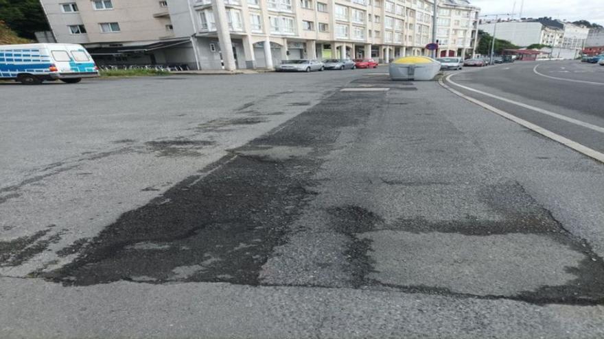 Estado del firme, con baches, en una zona del puerto de Sada.  | // L.O.