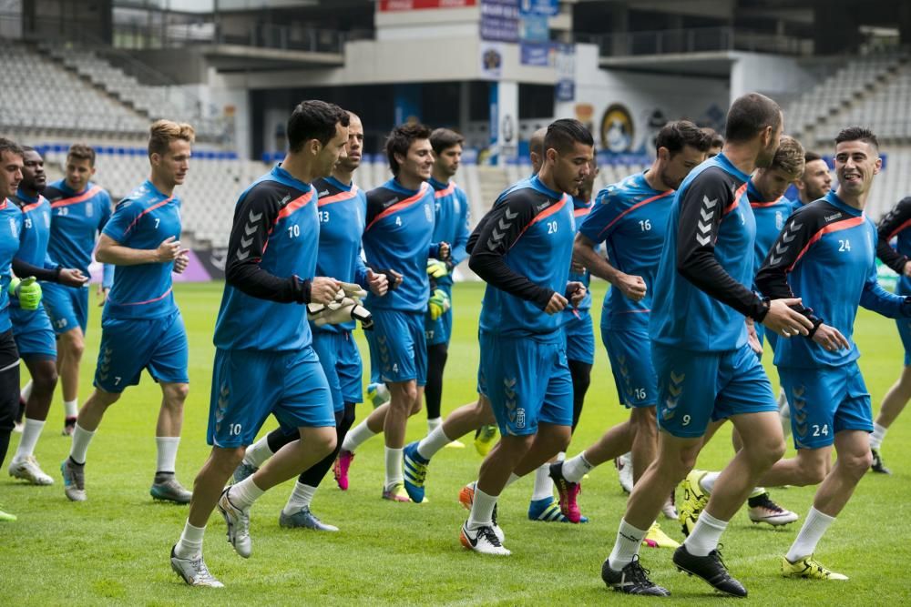 Foto oficial del Real Oviedo y entrenamiento en el Tartiere